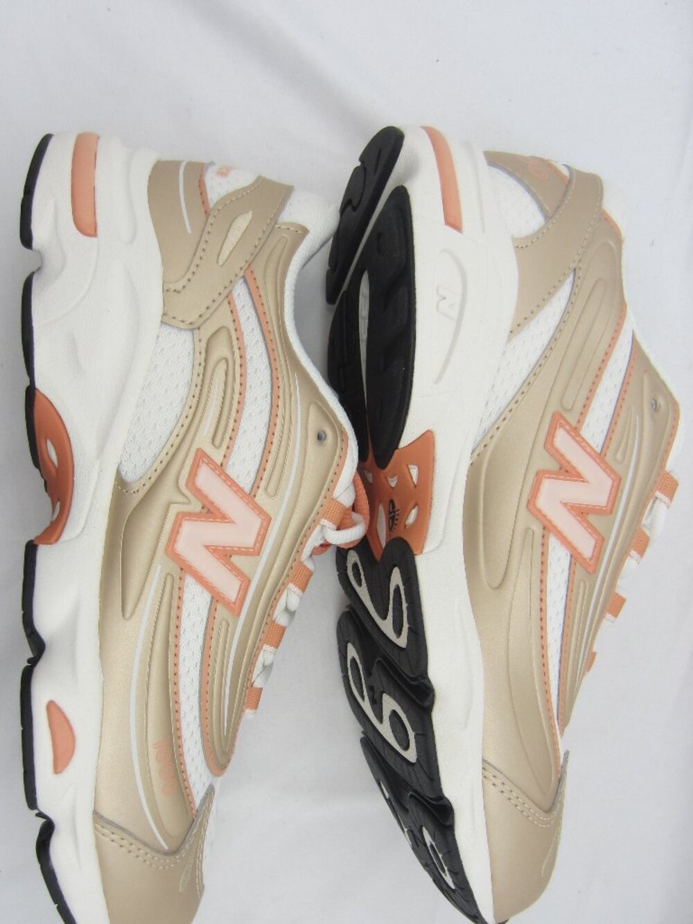 NEW-NEVER WORN! NEW BALANCE - WOMENS 8 / YOUTH 6.5